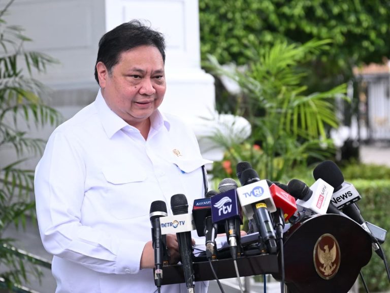 Presiden Prabowo Subianto menggelar rapat terbatas bersama jajaran menteri kabinet Merah Putih di Istana Merdeka, Jakarta. Dalam rapat tersebut, Menteri Koordinator Bidang Perekonomian Airlangga Hartarto melaporkan kepada Presiden mengenai perkembangan indikator makroekonomi terkini.