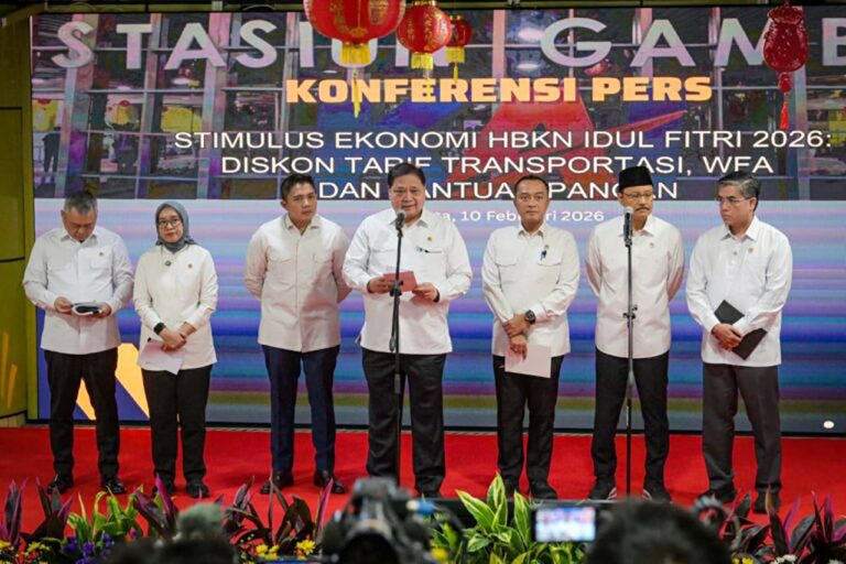 Pemerintah meluncurkan Paket Stimulus Ekonomi I-2026 menjelang bulan ramadan dan libur Idulfitri. Sekretaris Kabinet Teddy Indra Wijaya dalam keterangan tertulisnya menyampaikan bahwa peluncuran paket kebijakan tersebut dilaksanakan di Stasiun Gambir, Jakarta, Selasa (10/2/2026).  “Pada siang hari ini, pemerintah meluncurkan Paket Stimulus Ekonomi 1-2026 menjelang bulan Ramadan dan libur Idulfitri 2026 di Stasiun Gambir, Jakarta, Selasa, 10 Februari 2026,” ujar Seskab Teddy dalam keterangan tertulisnya.  Dalam Paket Stimulus Ekonomi I-2026 tersebut, pemerintah menyiapkan sejumlah kebijakan utama untuk mendukung kelancaran mobilitas masyarakat dan menjaga momentum aktivitas ekonomi. Melalui Paket Stimulus Ekonomi I-2026 ini, pemerintah menegaskan komitmennya untuk menjaga stabilitas ekonomi, memastikan kelancaran mobilitas masyarakat, serta memberikan perlindungan sosial yang memadai selama bulan ramadan dan libur Idulfitri 2026.***(Foto: Ekobisnis.com/BPMI Setpres)