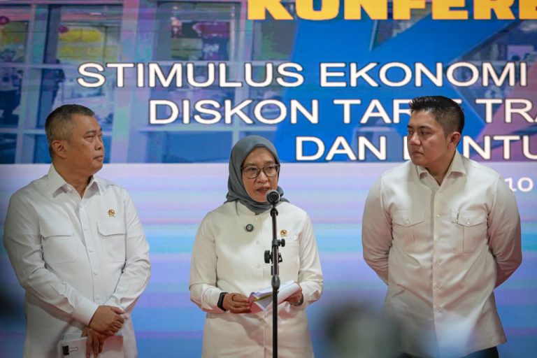 Dalam Paket Stimulus Ekonomi I-2026 tersebut, pemerintah menyiapkan sejumlah kebijakan utama untuk mendukung kelancaran mobilitas masyarakat dan menjaga momentum aktivitas ekonomi. Melalui Paket Stimulus Ekonomi I-2026 ini, pemerintah menegaskan komitmennya untuk menjaga stabilitas ekonomi, memastikan kelancaran mobilitas masyarakat, serta memberikan perlindungan sosial yang memadai selama bulan ramadan dan libur Idulfitri 2026.