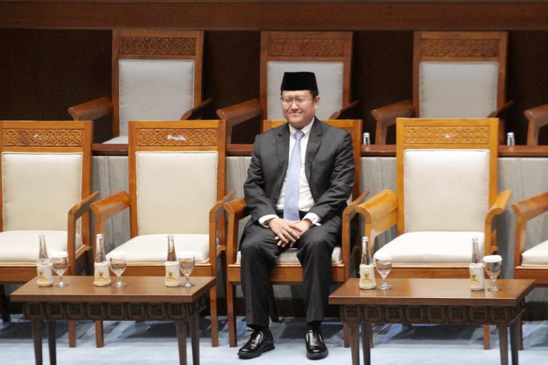 Anggota Badan Supervisi Lembaga Penjamin Simpanan (BSLPS) terpilih Taufikurrahman (tengah), menerima ucapan selamat dari Wakil Ketua Komisi XI DPR Muhammad Hanif Dhakiri, usai disahkan pada Rapat Paripurna Ke-13 Masa Persidangan III Tahun Sidang 2025-2026, di Gedung Nusantara II, Kompleks Parlemen, Senayan, Jakarta, Selasa (10/2/2026).   Taufikurrahman dipilih menjadi anggota Badan Supervisi Lembaga Penjamin Simpanan (BSLPS) sisa masa periode 2023-2028 setelah mengikuti uji kelayakan dan kepatutan (fit and proper test) di Komisi XI DPR bersama sembilan calon lainnya.  Taufikurrahman akan menggantikan posisi Farid Azhar Nasution, yang ditunjuk untuk menjabat Direktur Keuangan dan Investasi IFG Life.***(Foto: Ekobisnis.com/Farras Dawi)