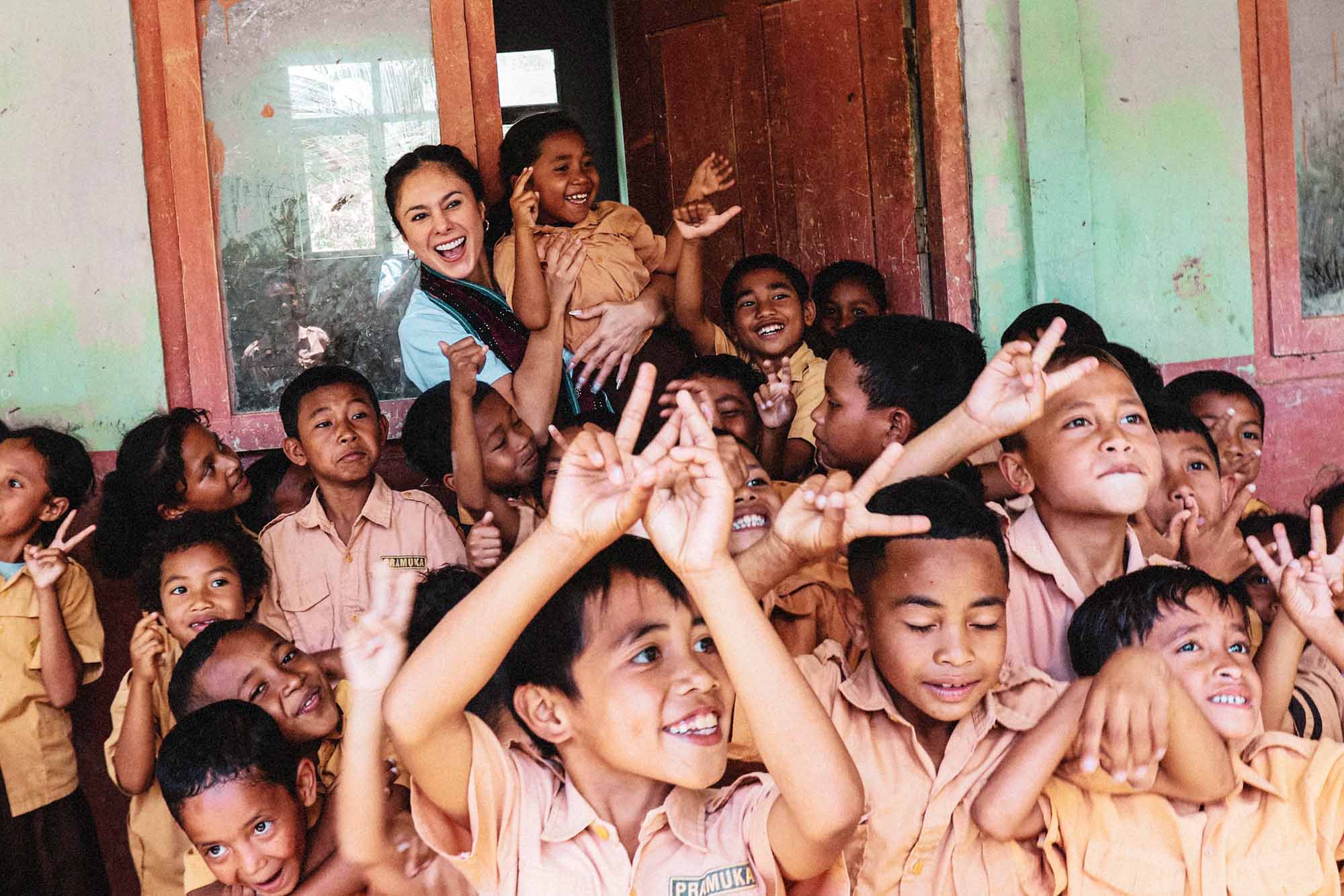 Lewat Voluntrip, Joe Taslim dan Wulan Guritno Bantu Renovasi Sekolah di NTT