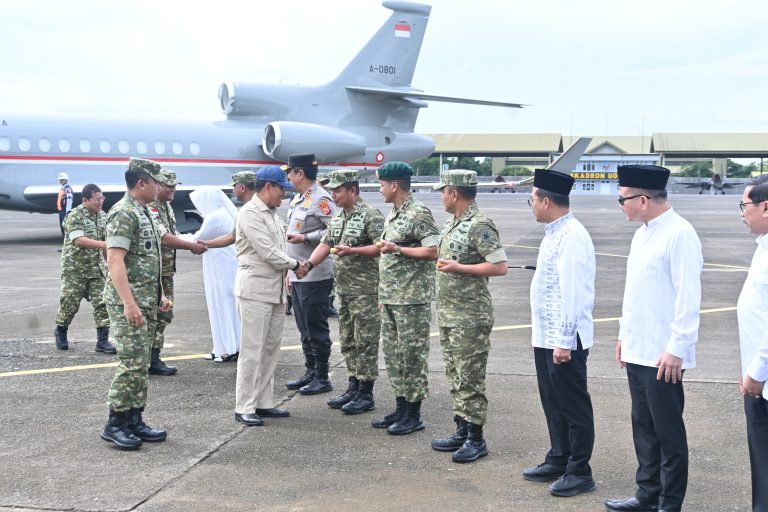 Komandan Pangkalan TNI Angkatan Udara (Danlanud) Sultan Hasanuddin Marsma TNI Arifaini Nur Dwiyanto, menyambut sekaligus menghantarkan kunjungan kerja Wakil Menteri Pertahanan Republik Indonesia (Wamenhan RI) Marsekal TNI (Purn) Donny Ermawan di Apron Baseops Lanud Sultan Hasanuddin, Makassar, Minggu (22/2/2026).  Kunjungan kerja Wamenhan RI tersebut dilaksanakan dalam rangka menjadi narasumber pada kegiatan Ramadhan Leadership Camp 2025 yang diikuti oleh Aparatur Sipil Negara (ASN) Pemerintah Provinsi Sulawesi Selatan. Kegiatan ini bertujuan untuk memperkuat kepemimpinan, integritas, serta nilai-nilai kebangsaan dan pengabdian aparatur negara dimana dititikberatkan pada pembinaan karakter dan akhlak ASN agar semakin profesional, berintegritas, dan mampu memberikan pelayanan terbaik pada masyarakat.***(Foto: Ekobisnis.com/Dok Puspen TNI)