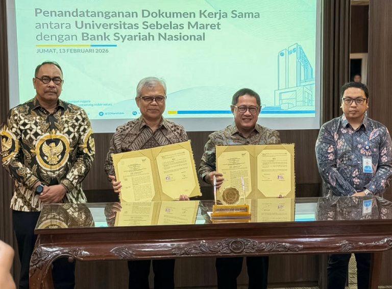 Direktur Utama Bank Syariah Nasional (BSN) Alex Sofjan Noor bersama Komisaris Utama BSN Bahrullah Akbar, Rektor UNS Prof Dr. Hartono, dr, MSI dan Wakil Rektor UNS Bidang Perencanaan, Kerjasama, Internasionalisasi dan Informasi Prof Irwan Trinugroho SE, MSC, PHD, QCRO berfoto bersama usai melakukan penandatanganan MOU terkait kerjasama pemanfaatan jasa dan layanan perbankan antara UNS dan BSN, di Surakarta, Jumat (13/2/2026).   Nota kesepahaman ini mempertegas langkah strategis BSN memperluas jangkauan bisnisnya ke sektor pendidikan tinggi sekaligus dalam rangka memperkuat literasi keuangan dan ekosistem syariah di lingkungan kampus.   Perguruan Tinggi memiliki peran sentral dalam membangun ekosistem keluarga Indonesia sehingga tepat jika BSN sesuai visinya menjadikan kampus sebagai salah satu mitra utama keuangan keluarga Indonesia yang berkah dan amanah. Selain kolaborasi dalam pemanfaatan produk dan layanan perbankan secara institusi, dalam MOU tersebut juga menyasar program magang berdampak yang bertujuan untuk pengembangan talenta muda, pertukaran pengetahuan, pemanfaatan fasilitas bersama yang bermanfaat nyata bagi BSN maupun UNS.***(Foto: Ekobisnis.com/Dok BSN)