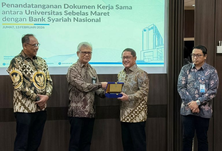 Nota kesepahaman ini mempertegas langkah strategis BSN memperluas jangkauan bisnisnya ke sektor pendidikan tinggi sekaligus dalam rangka memperkuat literasi keuangan dan ekosistem syariah di lingkungan kampus.   Perguruan Tinggi memiliki peran sentral dalam membangun ekosistem keluarga Indonesia sehingga tepat jika BSN sesuai visinya menjadikan kampus sebagai salah satu mitra utama keuangan keluarga Indonesia yang berkah dan amanah. Selain kolaborasi dalam pemanfaatan produk dan layanan perbankan secara institusi, dalam MOU tersebut juga menyasar program magang berdampak yang bertujuan untuk pengembangan talenta muda, pertukaran pengetahuan, pemanfaatan fasilitas bersama yang bermanfaat nyata bagi BSN maupun UNS.