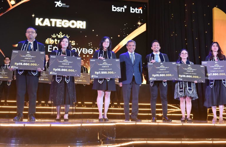 Direktur Utama PT Bank Tabungan Negara (Persero) Tbk (BTN) Nixon LP Napitupulu (tengah) bersama para pemenang BTNers Excellence Award (BXA) dalam malam puncak penghargaan BXA 2026 di The Grand Platinum Hotel Jakarta, Kamis (12/2/2026).   BXA 2026 merupakan bentuk apresiasi perusahaan kepada BTNers yang telah bekerja sungguh-sungguh, memberikan hasil terbaik, dan membawa perubahan positif bagi BTN.   Penghargaan ini menegaskan bahwa setiap kerja keras, ide baru, dan semangat melayani memiliki arti penting bagi perjalanan BTN ke depan. Di tengah perubahan yang semakin cepat, BTN membutuhkan insan yang terus belajar dan beradaptasi, bekerja dengan semangat dan hasil nyata, serta berani bergerak cepat dan tepat. BTN berkomitmen melangkah menjadi mitra utama keluarga Indonesia melalui layanan yang semakin mudah, modern, dan bermanfaat. BTNers Excellence Award terdiri dari lima kategori, yaitu Best Employee, Best Performance, Best Change Agent, Best Service, dan BTN Star.***(Foto: Ekobisnis.com/Dok BTN)