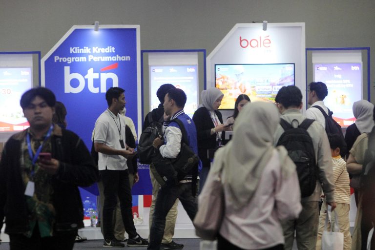 Pengunjung memadati BTN Expo 2026 di Jakarta International Convention Center (JICC), Sabtu (31/1/2026).   BTN memperkuat peran sebagai bank modern berbasis ekosistem terintegrasi. Melalui tema “Build, Battle, and Beat”, BTN mengusung semangat membangun fondasi yang kuat, berinovasi menghadapi dinamika industri, serta memenangkan tantangan di sektor perumahan, bisnis, dan gaya hidup.***(Foto: Ekobisnis.com/Farras Dawi)