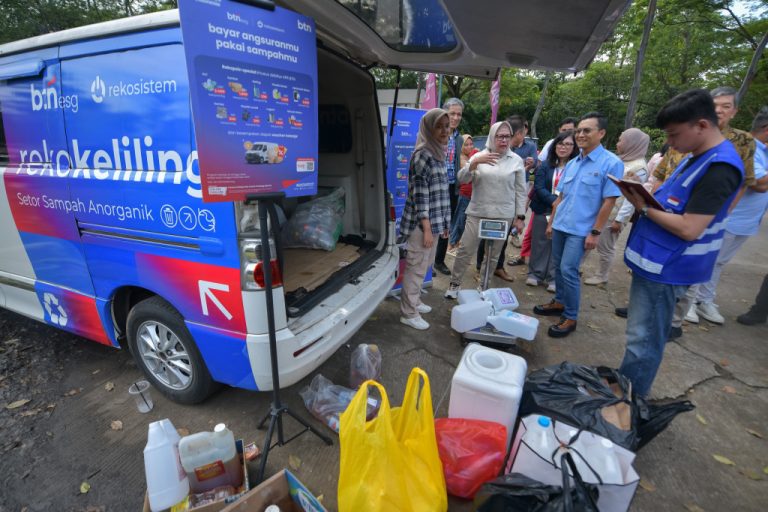 Hingga akhir 2025, BTN telah menyalurkan pembiayaan untuk pembangunan 11.000 rumah rendah emisi dari berbagai developer di berbagai daerah, contohnya Legok, Cileungsi, Medan, Semarang, Cirebon, dan Bekasi. Tahun ini perseroan menargetkan membiayai 20.000 unit rumah rendah emisi. Sampai tahun 2030, BTN membidik akan membiayai 200.000 unit karena rumah merupakan salah satu penyumbang terbesar emisi.