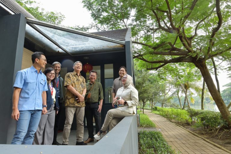 Hingga akhir 2025, BTN telah menyalurkan pembiayaan untuk pembangunan 11.000 rumah rendah emisi dari berbagai developer di berbagai daerah, contohnya Legok, Cileungsi, Medan, Semarang, Cirebon, dan Bekasi. Tahun ini perseroan menargetkan membiayai 20.000 unit rumah rendah emisi. Sampai tahun 2030, BTN membidik akan membiayai 200.000 unit karena rumah merupakan salah satu penyumbang terbesar emisi.
