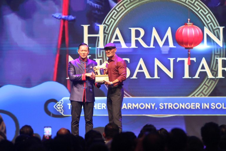 Ketua Umum Partai Demokrat Agus Harimurti Yudhoyono (kiri) memberikan penghargaan kepada Stafsus Menhan Bidang Komunikasi dan Publik Deddy Corbuzier saat Perayaan Imlek Nasional bertema Harmoni Nusantara di Djakarta Theater, Jakarta, Rabu (18/2/2026).  Acara ini menjadi simbol komitmen dalam merawat keberagaman dan memperkuat persatuan bangsa.***(Foto: Ekobisnis.com/Farras Dawi)