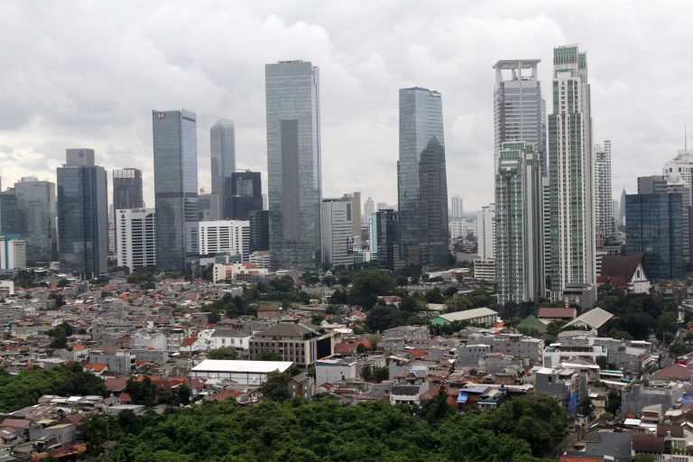 Menteri Koordinator (Menko) Bidang Perekonomian, Airlangga Hartarto menegaskan ekonomi Indonesia tetap kokoh meski IHSG sempat melemah selama dua hari berturut-turut. Menurutnya, saat ini IHSG sudah kembali cerah dan berada dalam jalur hijau.