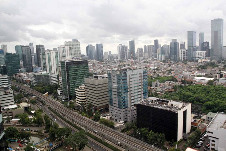 Menteri Koordinator (Menko) Bidang Perekonomian, Airlangga Hartarto menegaskan ekonomi Indonesia tetap kokoh meski IHSG sempat melemah selama dua hari berturut-turut. Menurutnya, saat ini IHSG sudah kembali cerah dan berada dalam jalur hijau.