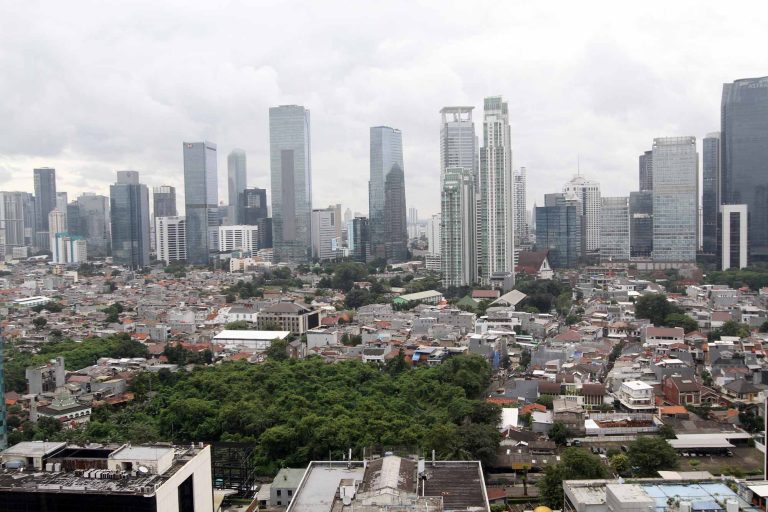 Menteri Koordinator (Menko) Bidang Perekonomian, Airlangga Hartarto menegaskan ekonomi Indonesia tetap kokoh meski IHSG sempat melemah selama dua hari berturut-turut. Menurutnya, saat ini IHSG sudah kembali cerah dan berada dalam jalur hijau.