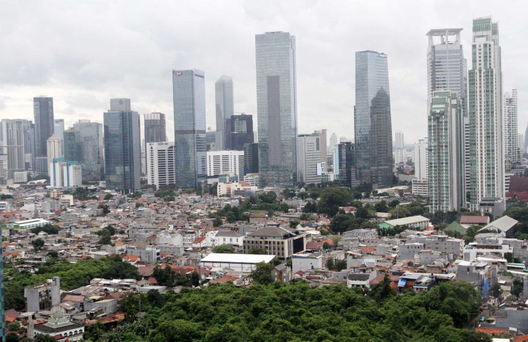 Menteri Koordinator (Menko) Bidang Perekonomian, Airlangga Hartarto menegaskan ekonomi Indonesia tetap kokoh meski IHSG sempat melemah selama dua hari berturut-turut. Menurutnya, saat ini IHSG sudah kembali cerah dan berada dalam jalur hijau.