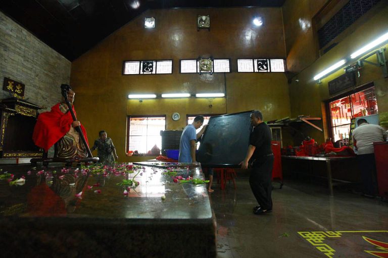 Kegiatan bersih-bersih dan perawatan tersebut menjadi tradisi rutin yang dilakukan setiap menjelang perayaan Tahun Baru Imlek yang dimaknai sebagai simbol membuang hal-hal buruk dan menyambut keberuntungan di tahun yang baru.