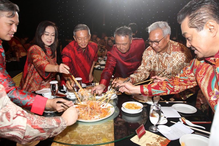 Wakil Direktur Utama BTN Oni Febriarto Rahardjo (tengah) berfoto bersama jajaran direksi BTN pada acara BTN Economic Outlook & Chinese New Year 2026 di Jakarta, Senin (23/2/2026).   Pada momentum Tahun Kuda Api, BTN menegaskan penguatan layanan BTN Private dan BTN Prioritas melalui strategi investment with purpose. Kinerja 2025 yang mencatat laba Rp3,5 triliun yang tumbuh 16,4 persen year-on-year (YoY) menjadi modal penting memasuki 2026. Filosofi Kuda Api, kuda sebagai simbol kerja keras dan api sebagai semangat membara, dinilai sejalan dengan arah transformasi BTN. Pengelolaan kekayaan bukan sekadar soal angka. Tetapi juga visi jangka panjang dan keberlanjutan lintas generasi.***(Foto: Ekobisnis.com/Purwa)