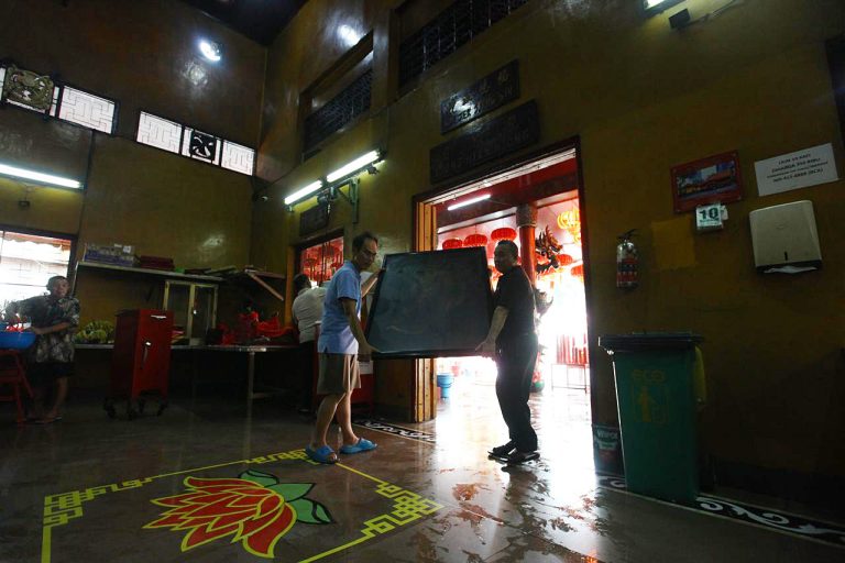 Kegiatan bersih-bersih dan perawatan tersebut menjadi tradisi rutin yang dilakukan setiap menjelang perayaan Tahun Baru Imlek yang dimaknai sebagai simbol membuang hal-hal buruk dan menyambut keberuntungan di tahun yang baru.