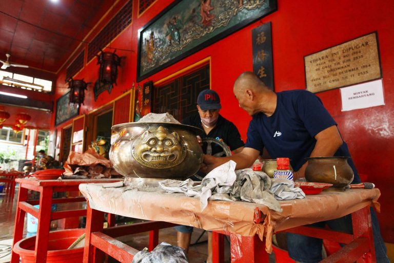 Kegiatan bersih-bersih dan perawatan tersebut menjadi tradisi rutin yang dilakukan setiap menjelang perayaan Tahun Baru Imlek yang dimaknai sebagai simbol membuang hal-hal buruk dan menyambut keberuntungan di tahun yang baru.