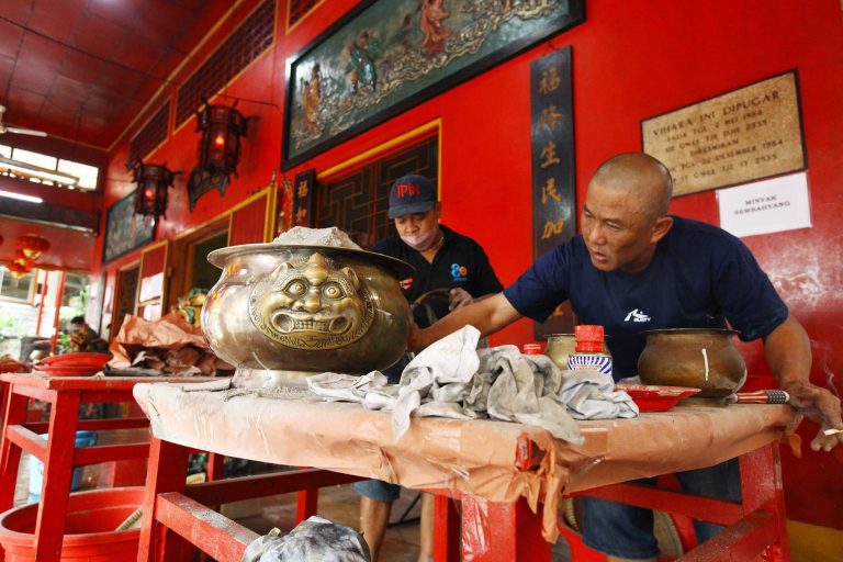 Warga keturunan Tionghoa mencuci patung dewa atau rupang di Wihara Amurva Bhumi, Jakarta, Selasa (10/2/2026).   Kegiatan bersih-bersih dan perawatan tersebut menjadi tradisi rutin yang dilakukan setiap menjelang perayaan Tahun Baru Imlek yang dimaknai sebagai simbol membuang hal-hal buruk dan menyambut keberuntungan di tahun yang baru.***(Foto: Ekobisnis.com/Farras Dawi)