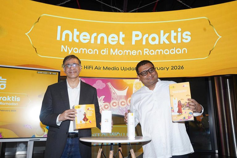 Indosat HiFi Air merupakan layanan internet rumah berbasis Fixed Wireless Access (FWA) yang dapat dipasang mandiri tanpa teknisi dan tanpa instalasi kabel. Pelanggan cukup menyalakan perangkat, dan koneksi internet langsung aktif. Di rumah, Indosat HiFi Air dapat digunakan untuk kebutuhan harian keluarga seperti streaming, belajar online, hingga bekerja dari rumah. Saat musim mudik, perangkat yang sama bisa dibawa ke kampung halaman dan digunakan kembali tanpa perlu pemasangan ulang.