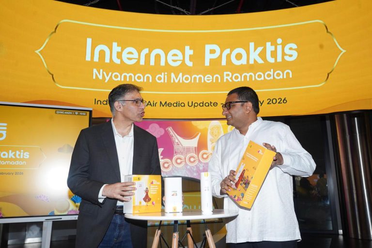 Indosat HiFi Air merupakan layanan internet rumah berbasis Fixed Wireless Access (FWA) yang dapat dipasang mandiri tanpa teknisi dan tanpa instalasi kabel. Pelanggan cukup menyalakan perangkat, dan koneksi internet langsung aktif. Di rumah, Indosat HiFi Air dapat digunakan untuk kebutuhan harian keluarga seperti streaming, belajar online, hingga bekerja dari rumah. Saat musim mudik, perangkat yang sama bisa dibawa ke kampung halaman dan digunakan kembali tanpa perlu pemasangan ulang.