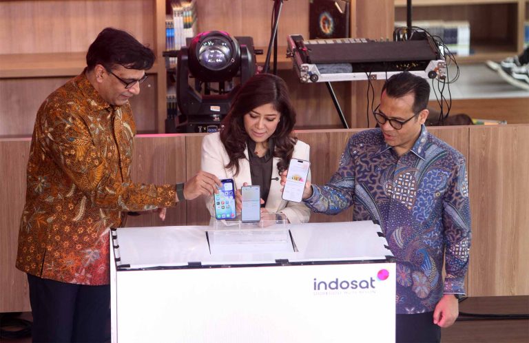 (Dari kiri kekanan) President Director & CEO Indosat, Vikram Sinha, Menteri Komdigi RI, Meutya Hafid dan Wakil Menteri Komdigi RI, Nezar Patria berfoto bersama saat Peluncuran Aplikasi Sahabat AI di Jakarta, Rabu (25/2/2026).  Sahabat-AI telah berevolusi menjadi platform AI berbasis aplikasi dengan kemampuan multi-model dan multi-modal, didukung oleh 4 bahasa daerah (Jawa, Batak, Bali dan Sunda) yang semakin menegaskan perannya sebagai platform AI kolaboratif yang diciptakan oleh Indonesia, untuk Indonesia.***(Foto: Ekobisnis.com/Purwa)
