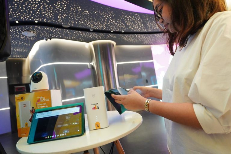 Indosat HiFi Air merupakan layanan internet rumah berbasis Fixed Wireless Access (FWA) yang dapat dipasang mandiri tanpa teknisi dan tanpa instalasi kabel. Pelanggan cukup menyalakan perangkat, dan koneksi internet langsung aktif. Di rumah, Indosat HiFi Air dapat digunakan untuk kebutuhan harian keluarga seperti streaming, belajar online, hingga bekerja dari rumah. Saat musim mudik, perangkat yang sama bisa dibawa ke kampung halaman dan digunakan kembali tanpa perlu pemasangan ulang.