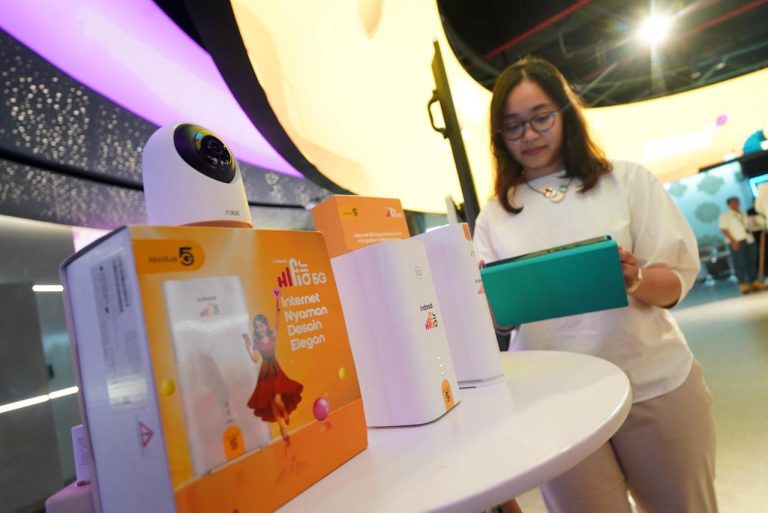 Director & Chief Commercial Officer Indosat, Bilal Kazmi (kiri) dan SVP Head of Home Broadband Indosat, Manish Kar berfoto bersama di acara Media Update HiFi Air di Jakarta, Jumat (27/2/2026).    Indosat HiFi Air merupakan layanan internet rumah berbasis Fixed Wireless Access (FWA) yang dapat dipasang mandiri tanpa teknisi dan tanpa instalasi kabel. Pelanggan cukup menyalakan perangkat, dan koneksi internet langsung aktif. Di rumah, Indosat HiFi Air dapat digunakan untuk kebutuhan harian keluarga seperti streaming, belajar online, hingga bekerja dari rumah. Saat musim mudik, perangkat yang sama bisa dibawa ke kampung halaman dan digunakan kembali tanpa perlu pemasangan ulang.***(Foto: Ekobisnis.com/Purwa)