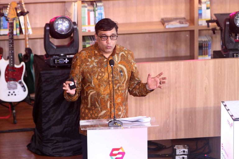 Sahabat-AI telah berevolusi menjadi platform AI berbasis aplikasi dengan kemampuan multi-model dan multi-modal, didukung oleh 4 bahasa daerah (Jawa, Batak, Bali dan Sunda) yang semakin menegaskan perannya sebagai platform AI kolaboratif yang diciptakan oleh Indonesia, untuk Indonesia.