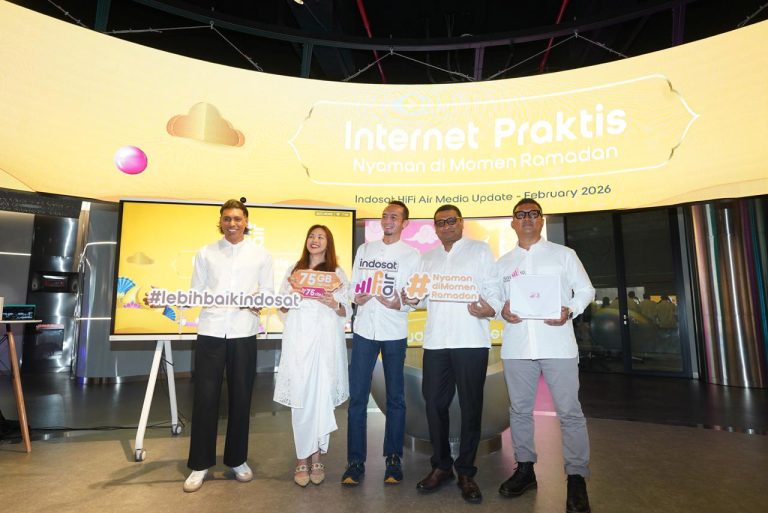 Indosat HiFi Air merupakan layanan internet rumah berbasis Fixed Wireless Access (FWA) yang dapat dipasang mandiri tanpa teknisi dan tanpa instalasi kabel. Pelanggan cukup menyalakan perangkat, dan koneksi internet langsung aktif. Di rumah, Indosat HiFi Air dapat digunakan untuk kebutuhan harian keluarga seperti streaming, belajar online, hingga bekerja dari rumah. Saat musim mudik, perangkat yang sama bisa dibawa ke kampung halaman dan digunakan kembali tanpa perlu pemasangan ulang.