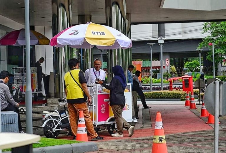 EVP-Head of Circle Jakarta Raya Indosat, Swandi Tjia (kanan) dan SVP-Head of Region Inner Jakarta Indosat, Shatya Framudia saat penyerahan Sepeda Listrik Outlet Keliling (Oling) kepada Mitra Outlet di Acara Media Update Lebih Baik Indosat di Jakarta, Selasa (24/2/2026).    Program ini adalah bentuk nyata komitmen Indosat dalam memberdayakan mitra lokal dan memperluas akses layanan digital bagi masyarakat. Indosat terus menghadirkan inovasi distribusi yang adaptif, modern dan berkelanjutan.***(Foto: Ekobisnis.com/Purwanto)