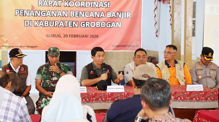 Setelah kemarin berdialog dengan penyintas bencana tanah bergerak di Kabupaten Tegal, kali ini Kepala BNPB berdialog dengan pemerintah daerah setempat dan meninjau progres perbaikan tanggul jebol di Desa Tinanding, Kecamatan Kebonagung Kabupaten Grobogan, Provinsi Jawa Tengah.