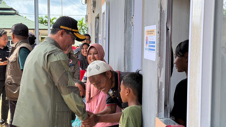 Sebanyak 30 kepala keluarga (KK) menerima bantuan yang terdiri dari delapan jenis bahan pokok, yaitu minyak goreng, susu, mi instan, gula, lauk kaleng, biskuit, dan beras. Bantuan diserahkan secara simbolis kepada warga yang telah menempati fasilitas hunian sementara tersebut selama satu minggu terakhir. Selain bahan pokok, Kepala BNPB juga menyerahkan bingkisan kepada anak-anak penghuni huntara.