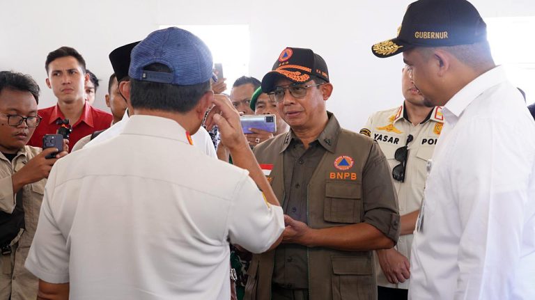 Selain meresmikan, Kepala BNPB dan Mendagri juga menyerahkan Dana Tunggu Hunian (DTH) kepada warga penerima.