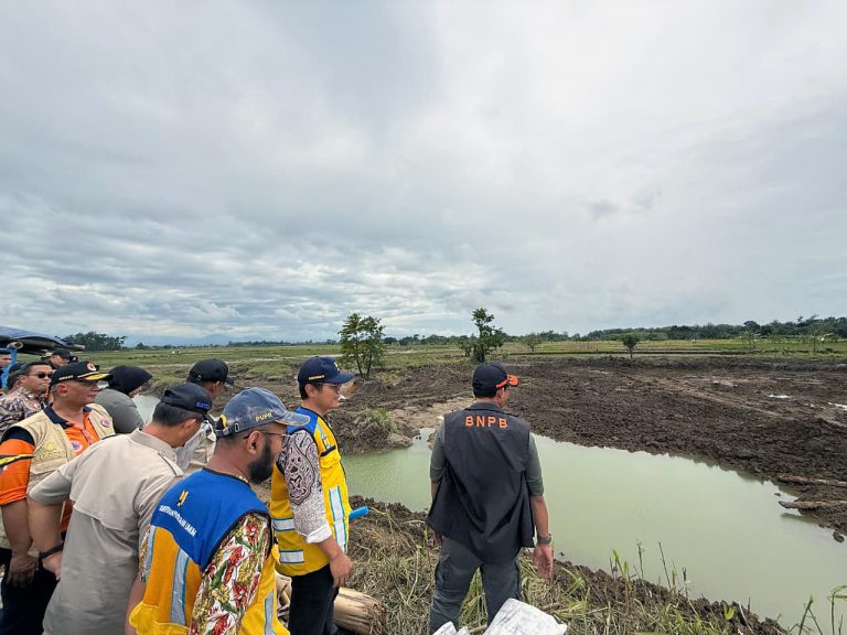Setelah kemarin berdialog dengan penyintas bencana tanah bergerak di Kabupaten Tegal, kali ini Kepala BNPB berdialog dengan pemerintah daerah setempat dan meninjau progres perbaikan tanggul jebol di Desa Tinanding, Kecamatan Kebonagung Kabupaten Grobogan, Provinsi Jawa Tengah.