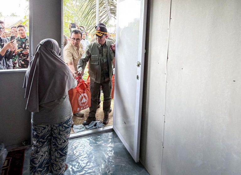 Sebanyak 30 kepala keluarga (KK) menerima bantuan yang terdiri dari delapan jenis bahan pokok, yaitu minyak goreng, susu, mi instan, gula, lauk kaleng, biskuit, dan beras. Bantuan diserahkan secara simbolis kepada warga yang telah menempati fasilitas hunian sementara tersebut selama satu minggu terakhir. Selain bahan pokok, Kepala BNPB juga menyerahkan bingkisan kepada anak-anak penghuni huntara.