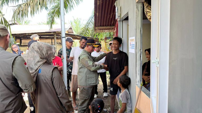 Sebanyak 30 kepala keluarga (KK) menerima bantuan yang terdiri dari delapan jenis bahan pokok, yaitu minyak goreng, susu, mi instan, gula, lauk kaleng, biskuit, dan beras. Bantuan diserahkan secara simbolis kepada warga yang telah menempati fasilitas hunian sementara tersebut selama satu minggu terakhir. Selain bahan pokok, Kepala BNPB juga menyerahkan bingkisan kepada anak-anak penghuni huntara.