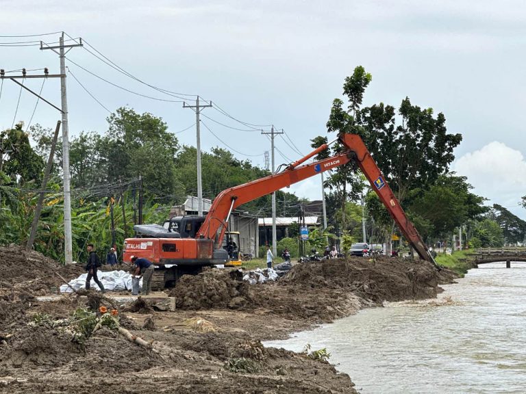 Setelah kemarin berdialog dengan penyintas bencana tanah bergerak di Kabupaten Tegal, kali ini Kepala BNPB berdialog dengan pemerintah daerah setempat dan meninjau progres perbaikan tanggul jebol di Desa Tinanding, Kecamatan Kebonagung Kabupaten Grobogan, Provinsi Jawa Tengah.