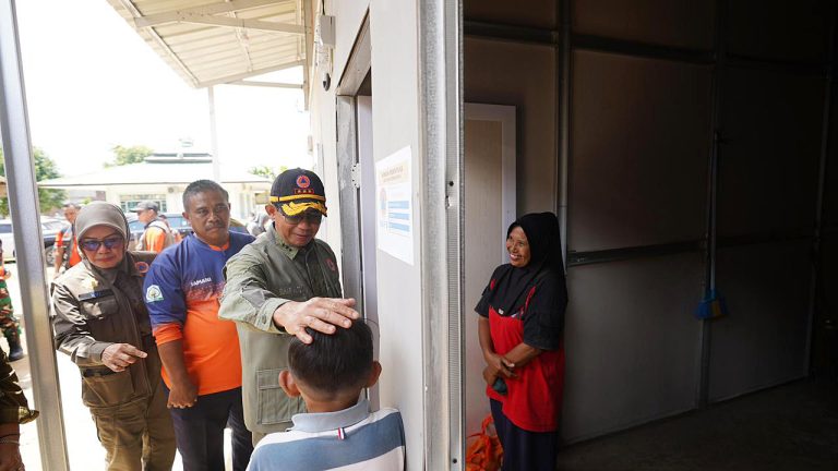 Sebanyak 30 kepala keluarga (KK) menerima bantuan yang terdiri dari delapan jenis bahan pokok, yaitu minyak goreng, susu, mi instan, gula, lauk kaleng, biskuit, dan beras. Bantuan diserahkan secara simbolis kepada warga yang telah menempati fasilitas hunian sementara tersebut selama satu minggu terakhir. Selain bahan pokok, Kepala BNPB juga menyerahkan bingkisan kepada anak-anak penghuni huntara.