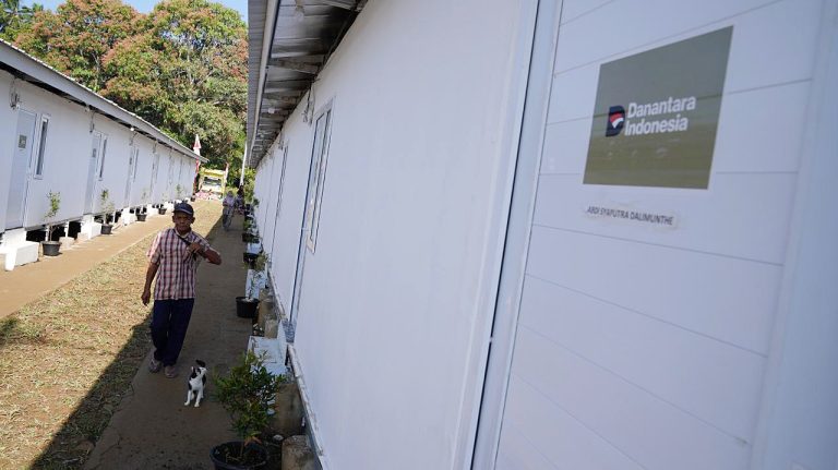 Selain meresmikan, Kepala BNPB dan Mendagri juga menyerahkan Dana Tunggu Hunian (DTH) kepada warga penerima.