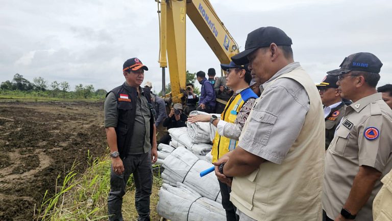 Kepala Badan Nasional Penanggulangan Bencana (BNPB) Letjen TNI Suharyantosaat meninjau progres perbaikan tanggul di Desa Tinanding, Kecamatan Kebonagung, Kabupaten Grobogan, Provinsi Jawa Tengah, Jumat (20/2/2026).  Kepala BNPB melanjutkan kunjungan ke wilayah terdampak bencana di Jawa Tengah.   Setelah kemarin berdialog dengan penyintas bencana tanah bergerak di Kabupaten Tegal, kali ini Kepala BNPB berdialog dengan pemerintah daerah setempat dan meninjau progres perbaikan tanggul jebol di Desa Tinanding, Kecamatan Kebonagung Kabupaten Grobogan, Provinsi Jawa Tengah.  Tanggul jebol diakibatkan curah hujan tinggi sehingga debit air Sungai Tuntang yang berada di desa tersebut melimpas hingga merendam lahan dan pemukiman warga pada Senin (16/2) yang lalu. Kondisi terkini, banjir berangsur surut dan tanggul dalam proses pebaikan oleh tim gabungan.  Pada kesempatan ini, Kepala BNPB mengatakan, akibat kejadian ini sempat berdampak pada 50 desa, kini tersisa empat desa yang masih terendam.***(Foto: Ekobisnis.com/Dok BNPB)