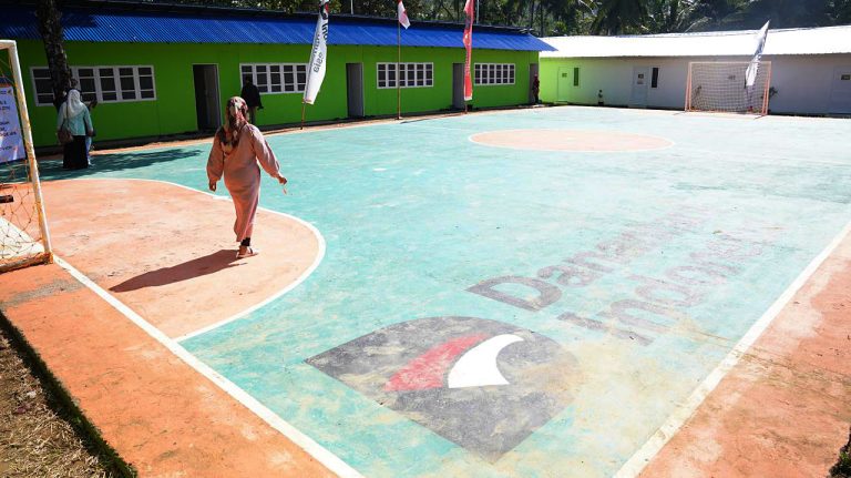 Selain meresmikan, Kepala BNPB dan Mendagri juga menyerahkan Dana Tunggu Hunian (DTH) kepada warga penerima.