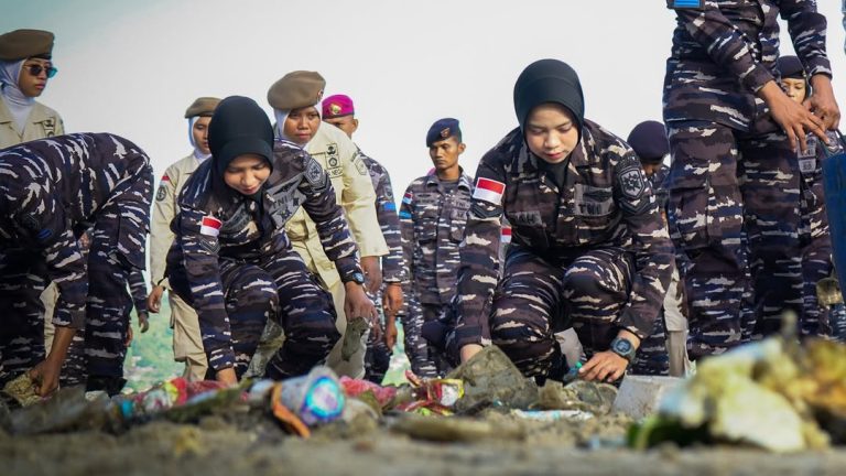 Aksi nasional tersebut melibatkan ribuan personel lintas instansi sebagai wujud nyata komitmen TNI dalam menjaga kebersihan lingkungan, melestarikan kawasan pesisir, serta memperkuat sinergi antara TNI, Pemerintah Daerah, instansi terkait, relawan dan masyarakat.