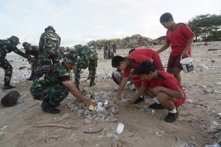 Menindaklanjuti instruksi Presiden Republik Indonesia Prabowo Subianto dalam menyatakan perang terhadap sampah, TNI menggelar karya bakti terpadu pembersihan lingkungan secara serentak di sejumlah wilayah strategis, mulai dari Pantai Kedonganan dan Pantai Kuta Bali, wilayah Kota Tangerang Selatan, hingga Pantai Teluk Dalam Ambon.  Aksi nasional tersebut melibatkan ribuan personel lintas instansi sebagai wujud nyata komitmen TNI dalam menjaga kebersihan lingkungan, melestarikan kawasan pesisir, serta memperkuat sinergi antara TNI, Pemerintah Daerah, instansi terkait, relawan dan masyarakat.***(Foto: Ekobisnis.com/Dok Puspen TNI)