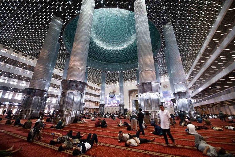 Umat Islam memadati Masjid Istiqlal Jakarta untuk menunaikan ibadah dan menunggu waktu berbuka puasa, Jumat (20/2/2026). Suasana khidmat dan penuh kebersamaan menyemarakkan momen Ramadan di ibukota.***(Foto: Ekobisnis.com/Purwanto)