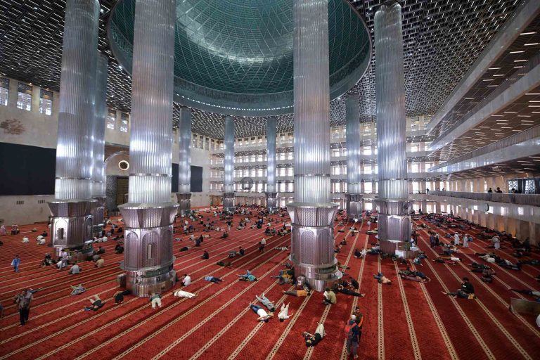 Suasana khidmat dan penuh kebersamaan menyemarakkan momen Ramadan di ibukota.