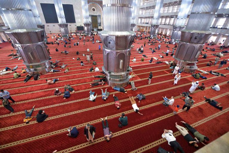 Suasana khidmat dan penuh kebersamaan menyemarakkan momen Ramadan di ibukota.