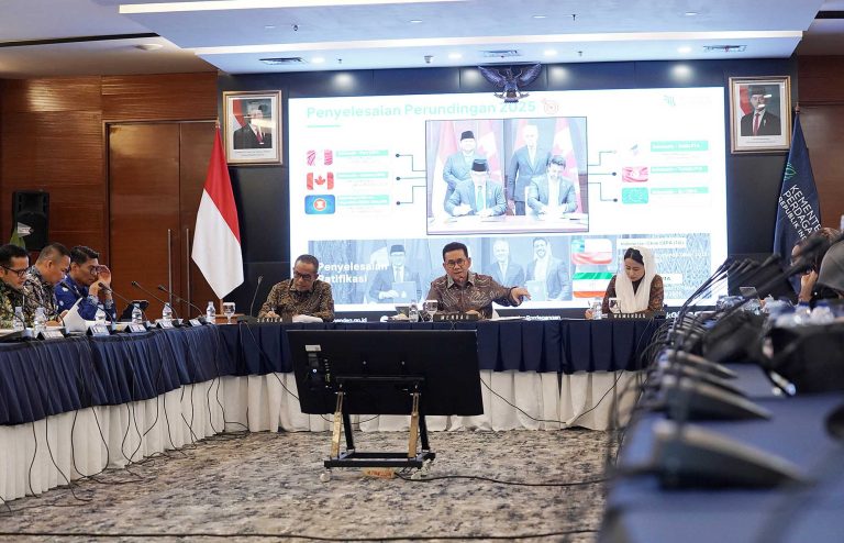 Menteri Perdagangan Budi Santoso menggelar media briefing tentang capaian 2025 dan program kerja Kementerian Perdagangan Tahun 2026 di Kantor Kemendag, Jakarta, Jumat (6/2/2026).  Mendag mengungkapkan, Indonesia berhasil mencatatkan surplus neraca perdagangan di tengah tantangan proteksionisme global dan penurunan harga komoditas utama. Kinerja ini sekaligus memberikan optimistisme dalam menghadapi tantangan perdagangan global pada 2026.  Mendag juga menyampaikan, capaian 2025 meliputi tiga program utama yaitu Pengamanan Pasar Domestik, Perluasan Pasar Ekspor, serta Pemberdayaan Usaha Mikro Kecil Menengah Berani Inovasi, Siap Adaptasi Ekspor (UMKM BISA Ekspor).  Dalam paparannya, Mendag optimistis terhadap prospek kinerja perdagangan Indonesia pada 2026 meskipun menghadapi berbagai tantangan global. Berdasarkan proyeksi sejumlah lembaga internasional, pertumbuhan ekonomi dan perdagangan dunia diproyeksikan masing-masing sekitar 3,1 persen dan 2,6 persen hingga 2027.***(Foto: Ekobisnis.com/Dok Kemendag)