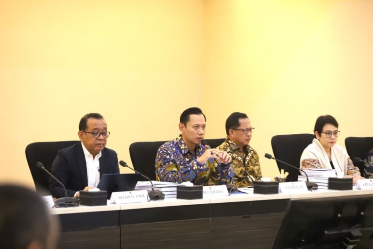 Rapat yang digelar secara luring dan daring tersebut membahas serta menetapkan Rencana Induk (Renduk) Percepatan Rehabilitasi dan Rekonstruksi Pascabencana (PRRP) sebagai dokumen strategis yang akan menjadi basis pengalokasian anggaran.