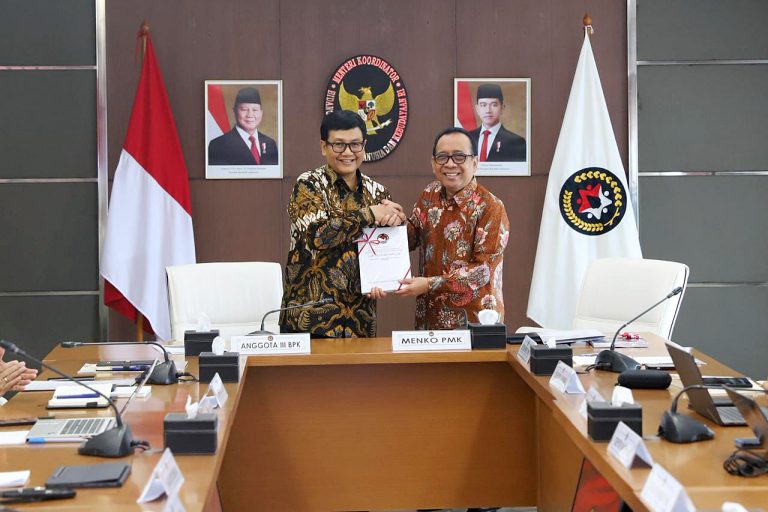 Kegiatan diawali dengan prosesi serah terima LHP Audit Kinerja Terperinci dari Anggota III BPK RI, Akhsanul Haq, kepada Menko PMK. Dalam kesempatan tersebut, Kemenko PMK juga menyerahkan Laporan Keuangan (unaudited) Tahun 2025 kepada BPK RI sebagai wujud komitmen terhadap transparansi dan akuntabilitas pengelolaan keuangan negara. Prosesi ini sekaligus menandai dimulainya Entry Meeting Pemeriksaan Laporan Keuangan Tahun 2025.