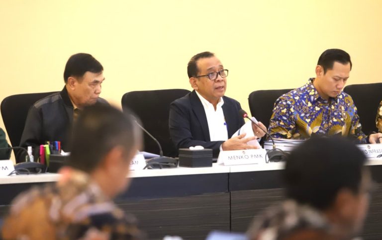 Menteri Koordinator Bidang Pembangunan Manusia dan Kebudayaan (Menko PMK) Pratikno selaku Ketua Tim Pengarah Satgas Rehabilitasi dan Rekonstruksi Pascabencana Alam Provinsi Aceh, Sumatra Utara, dan Sumatra Barat memimpin Rapat Tim Pengarah Satgas, di Kantor Kemenko PMK, Jakarta, Jumat (27/2/2026).  Rapat yang digelar secara luring dan daring tersebut membahas serta menetapkan Rencana Induk (Renduk) Percepatan Rehabilitasi dan Rekonstruksi Pascabencana (PRRP) sebagai dokumen strategis yang akan menjadi basis pengalokasian anggaran.  Menko PMK menegaskan bahwa penetapan Renduk Versi I bersifat mendesak mengingat kebutuhan percepatan rehabilitasi dan rekonstruksi di lapangan.***(Foto: Ekobisnis.com/Dok Kemenko PMK)